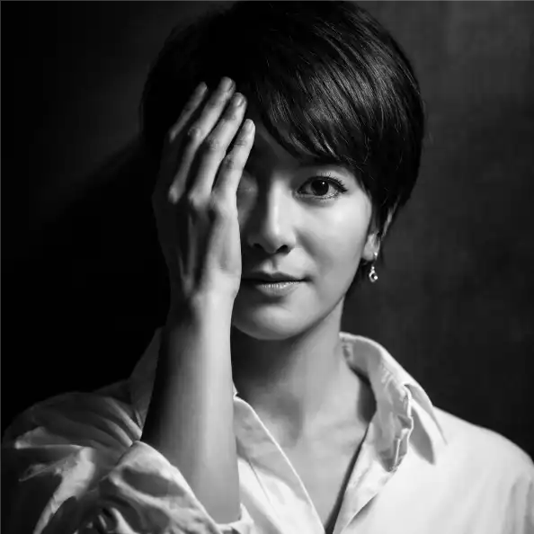 人像 - 专业人像摄影. AI portrait style preview.